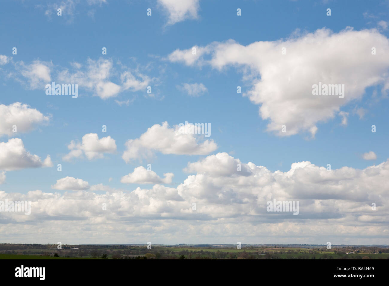 Blauer Himmel mit Cumulus-Wolken und niedrigen, übersichtliche, Horizont Stockfoto