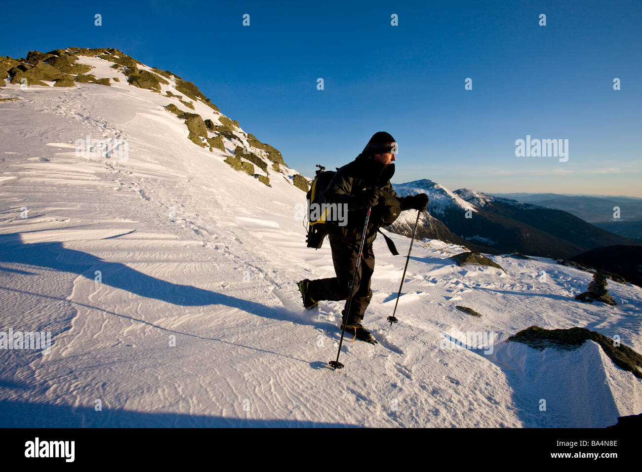 Winterwandern Sie auf Mount Clay oberhalb der-große-Bucht in New Hampshire White Mountains. Stockfoto