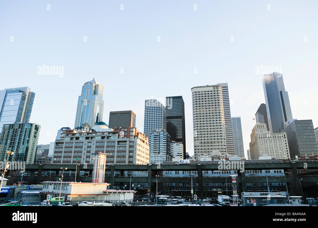 Downtown Seattle gesehen vom Deck eines Washington State Ferry bei Coleman Dock Seattle WA USA Stockfoto