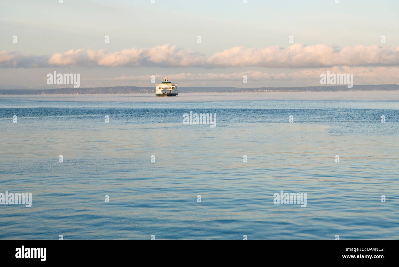 Ein Washington State Ferry am Puget Sound in den frühen Morgenstunden zwischen Bainbridge Island und Seattle Washington USA Stockfoto