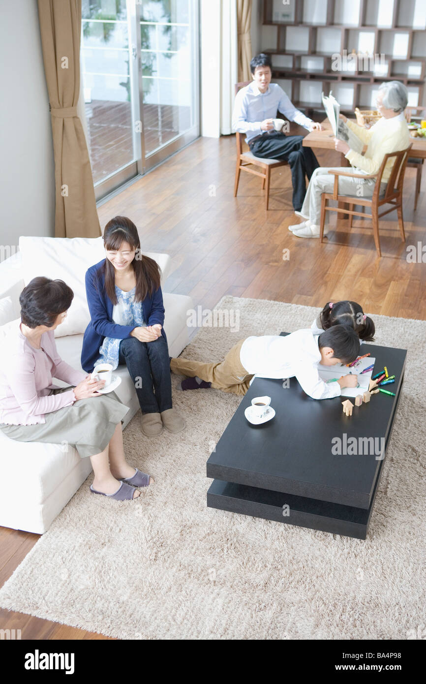 Kinder malen mit Familie im Wohnzimmer Stockfoto