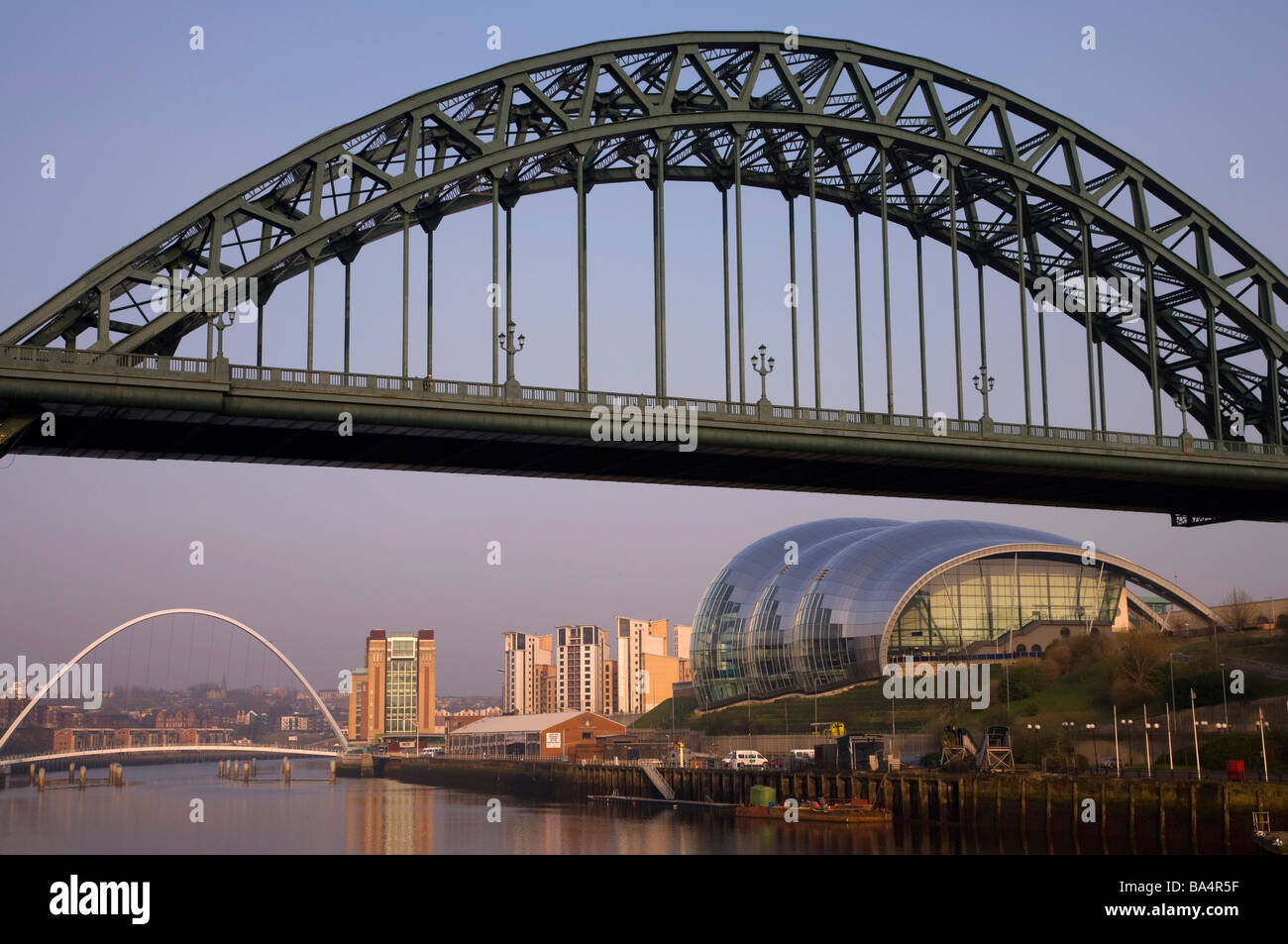 Salbei-Center, Tyne und Millennium Brücken, Newcastle Gateshead, England. Stockfoto