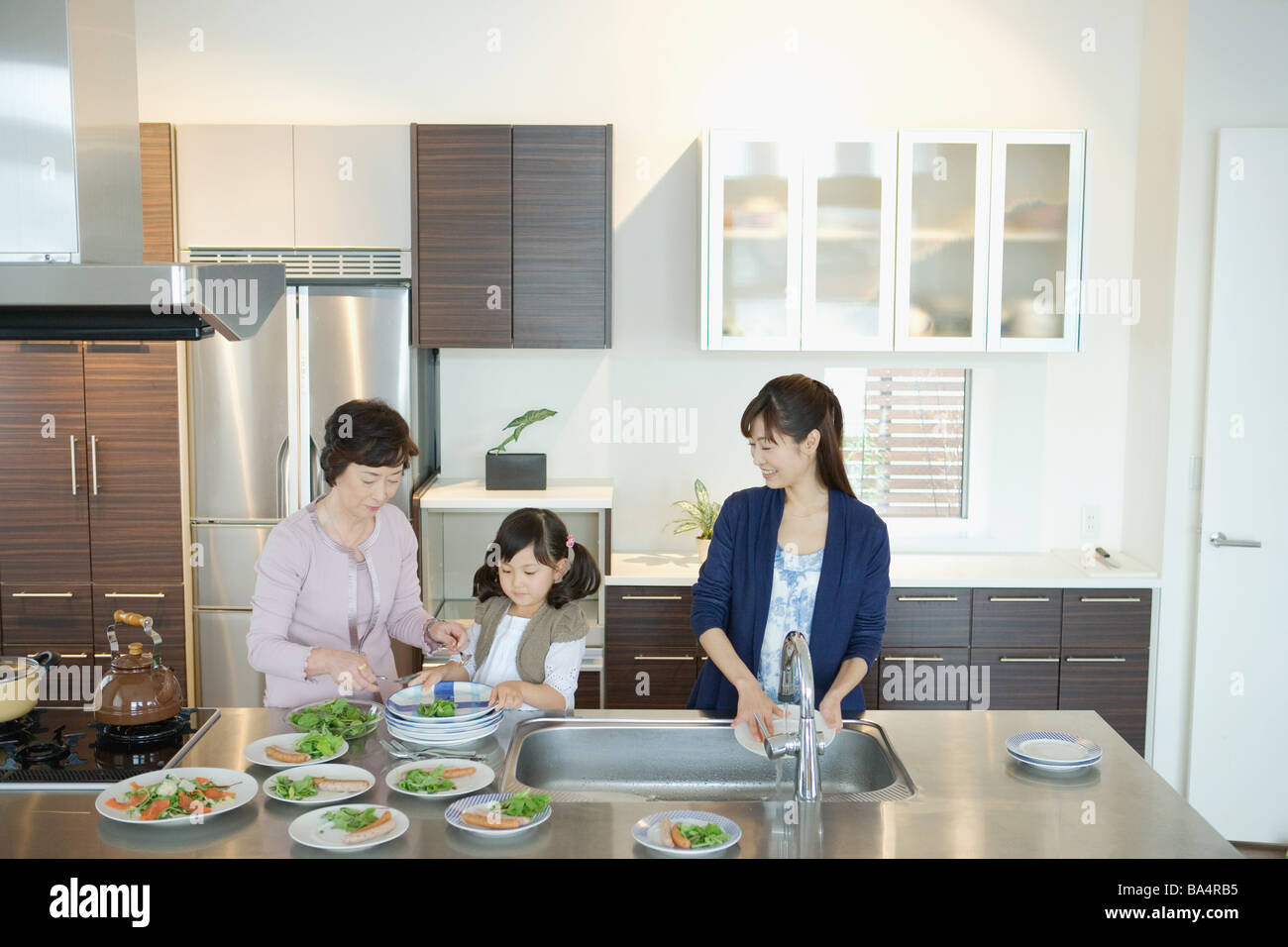 Asiatischen Familie Essen serviert in Platten Stockfoto