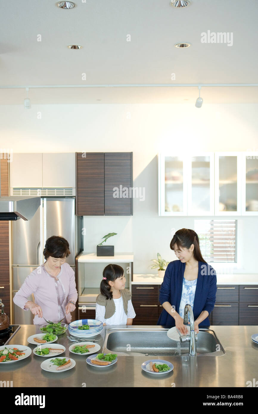 Asiatischen Familie Essen serviert in Platten Stockfoto