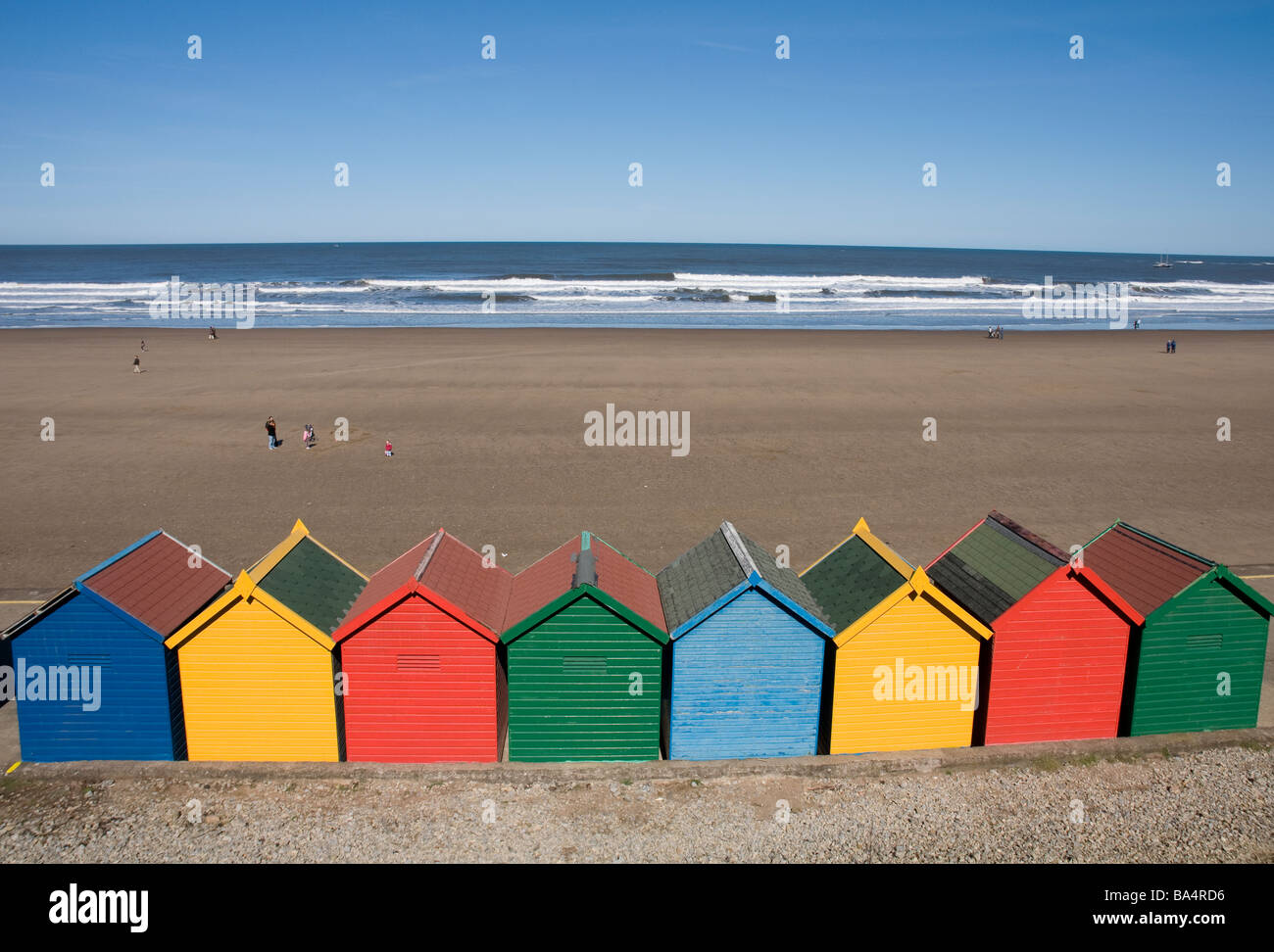 Farbenfrohe Strandhütten auf der Promenade mit Blick auf Strand und Meer in Whitby in Yorkshire in North East Of England UK Stockfoto