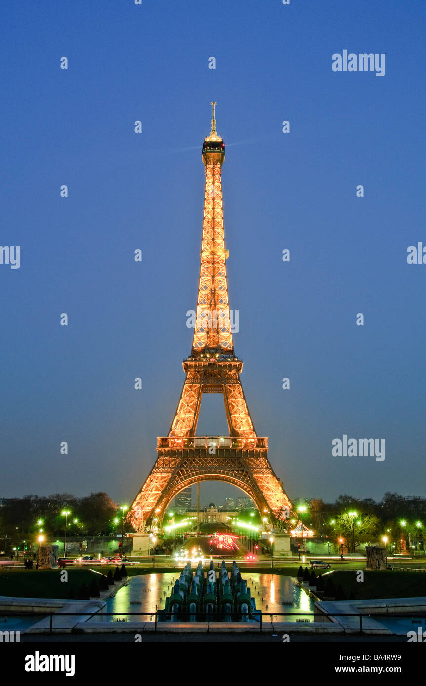 Eiffelturm in der Nacht von den Palais de Chaillot nach Südosten Stockfoto