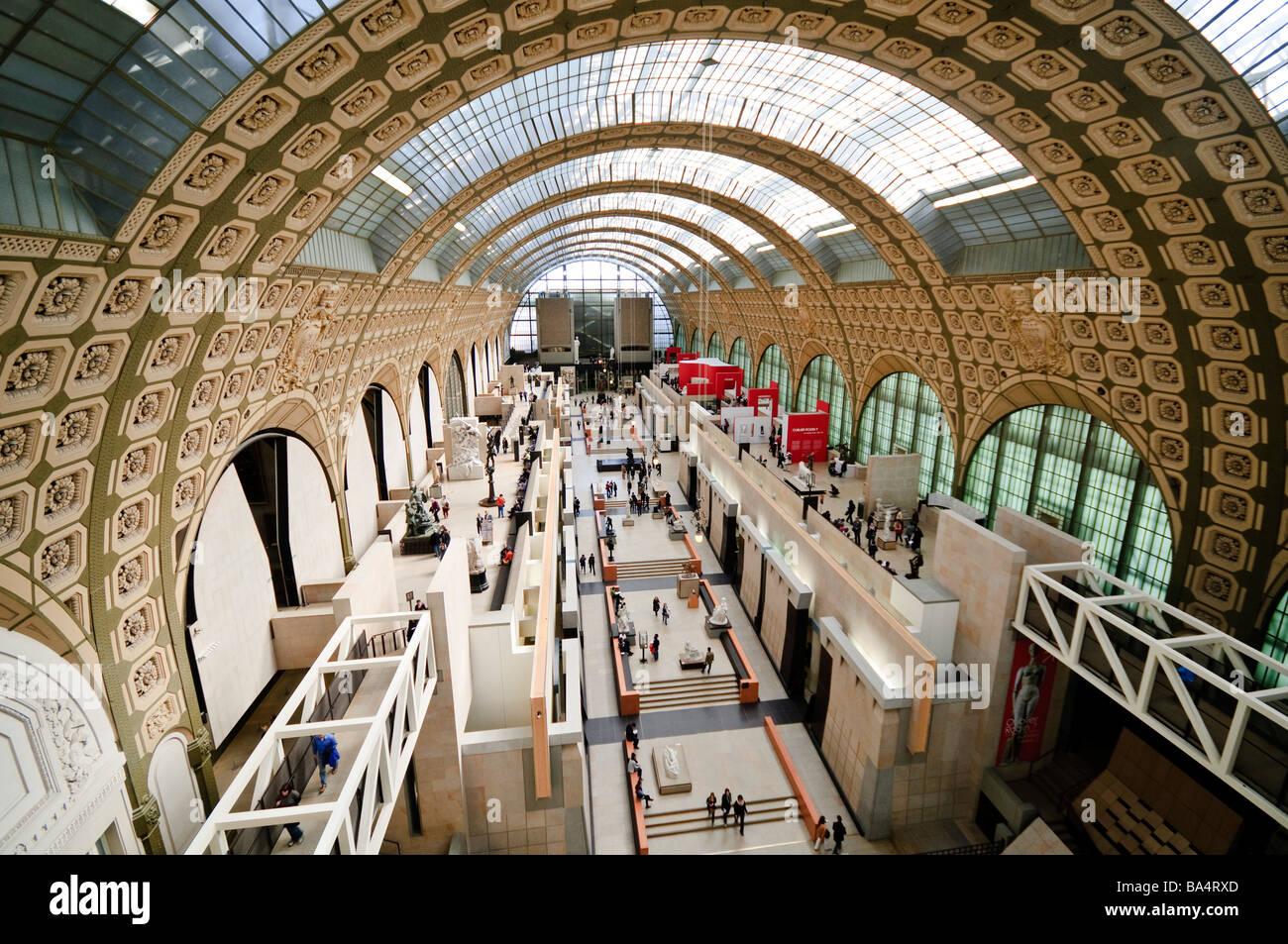 PARIS, Frankreich - Main Hall des Musée d'Orsay, früher ein Bahnhof (Gare d'Orsay) und jetzt eine Kunstgalerie der französischen Kunst von 1848 bis 1915 Zeitraum gewidmet. Verfügt über Erweiterung Sammlung von Meisterwerken von Malern wie Renoir, Cézanne, Monet und Degas. Stockfoto