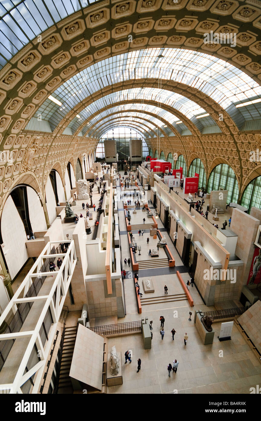 PARIS, Frankreich - Main Hall des Musée d'Orsay, früher ein Bahnhof (Gare d'Orsay) und jetzt eine Kunstgalerie der französischen Kunst von 1848 bis 1915 Zeitraum gewidmet. Verfügt über Erweiterung Sammlung von Meisterwerken von Malern wie Renoir, Cézanne, Monet und Degas. Stockfoto