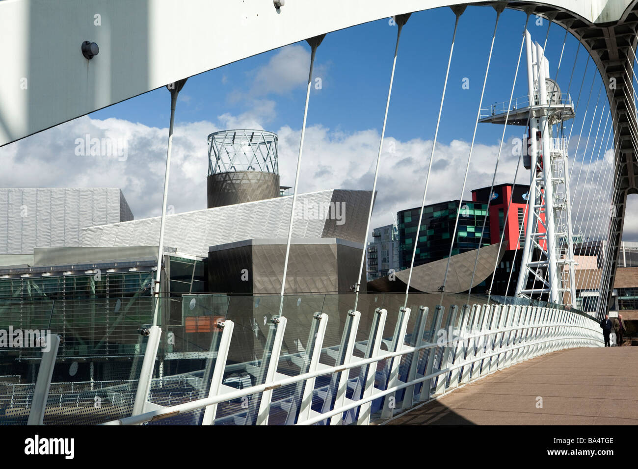 UK England Salford Quays Lowry Millennium Fußgängerbrücke überqueren Manchester Ship Canal Stockfoto