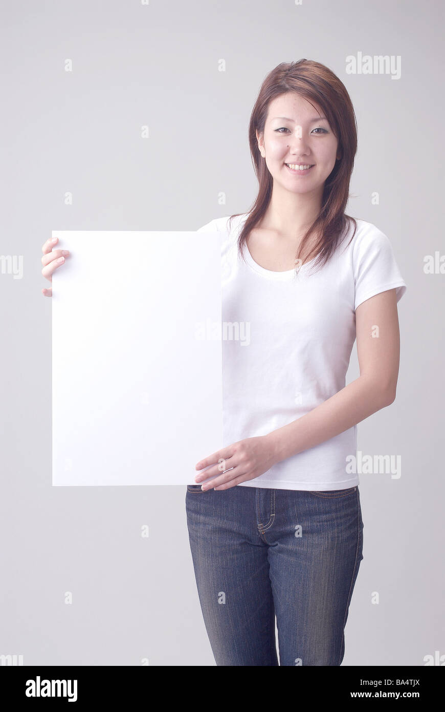 Japanerin mit Whiteboard lächelnd Stockfoto