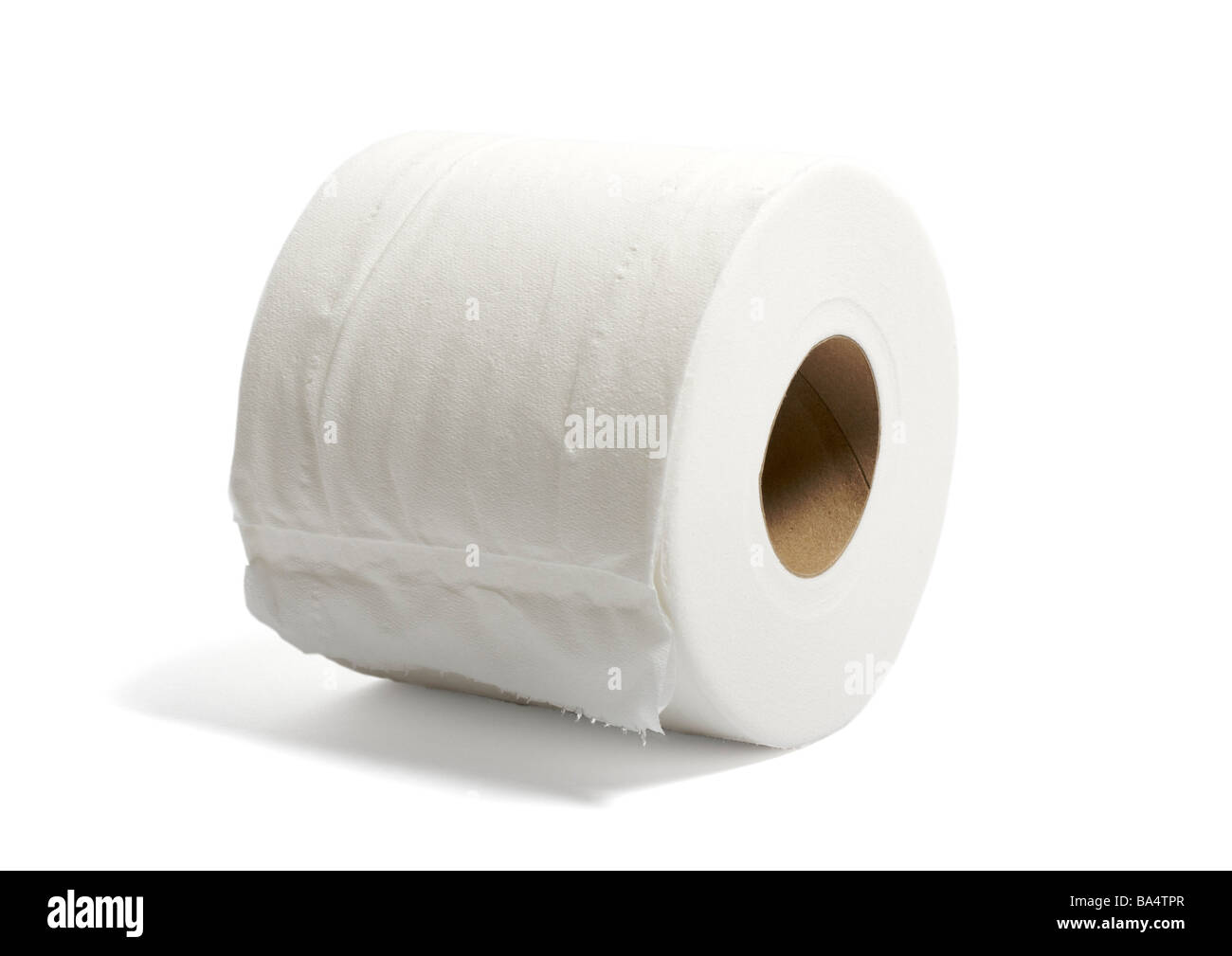 WC-Papierrolle auf weißem Hintergrund Stockfoto