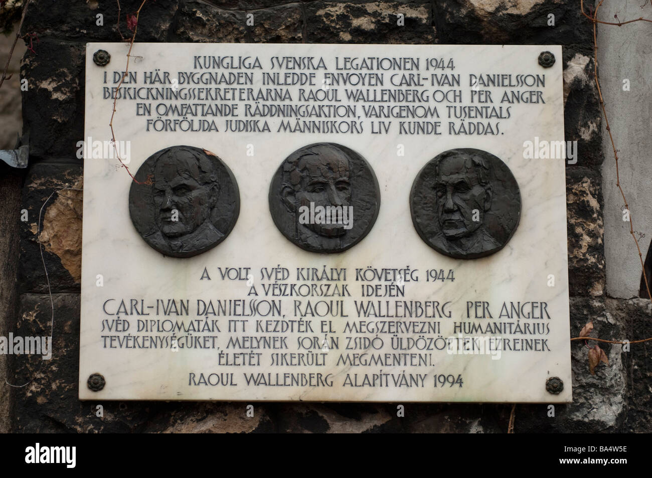 Gedenktafel für Raoul Wallenberg an der Seite des Gebäudes, das war die schwedische Botschaft Budapest, Ungarn Stockfoto