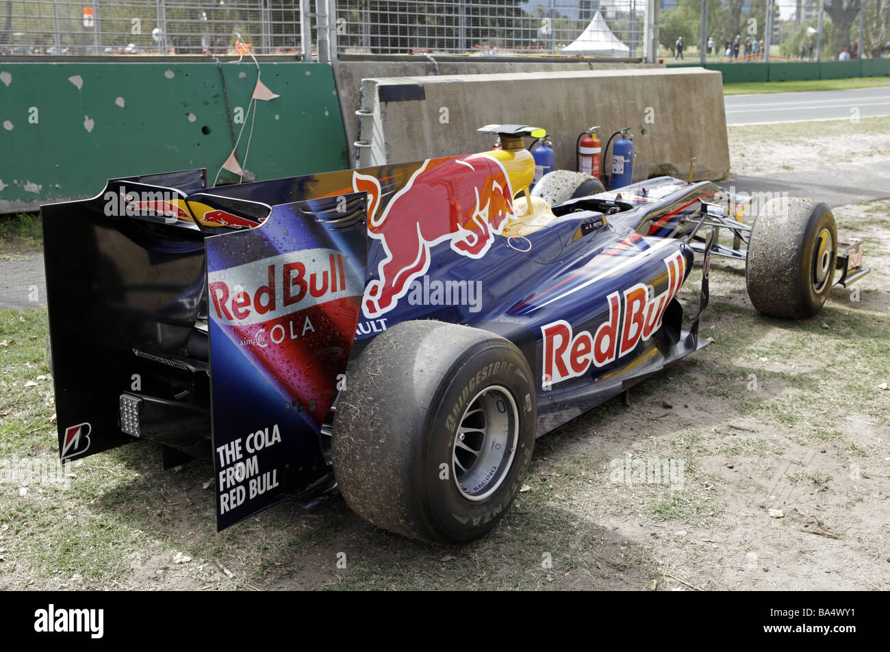 Das Red Bull Auto gefahren und von Sebastian Vettel im ersten Training beim australischen Grand Prix 2009 aufgegeben Stockfoto