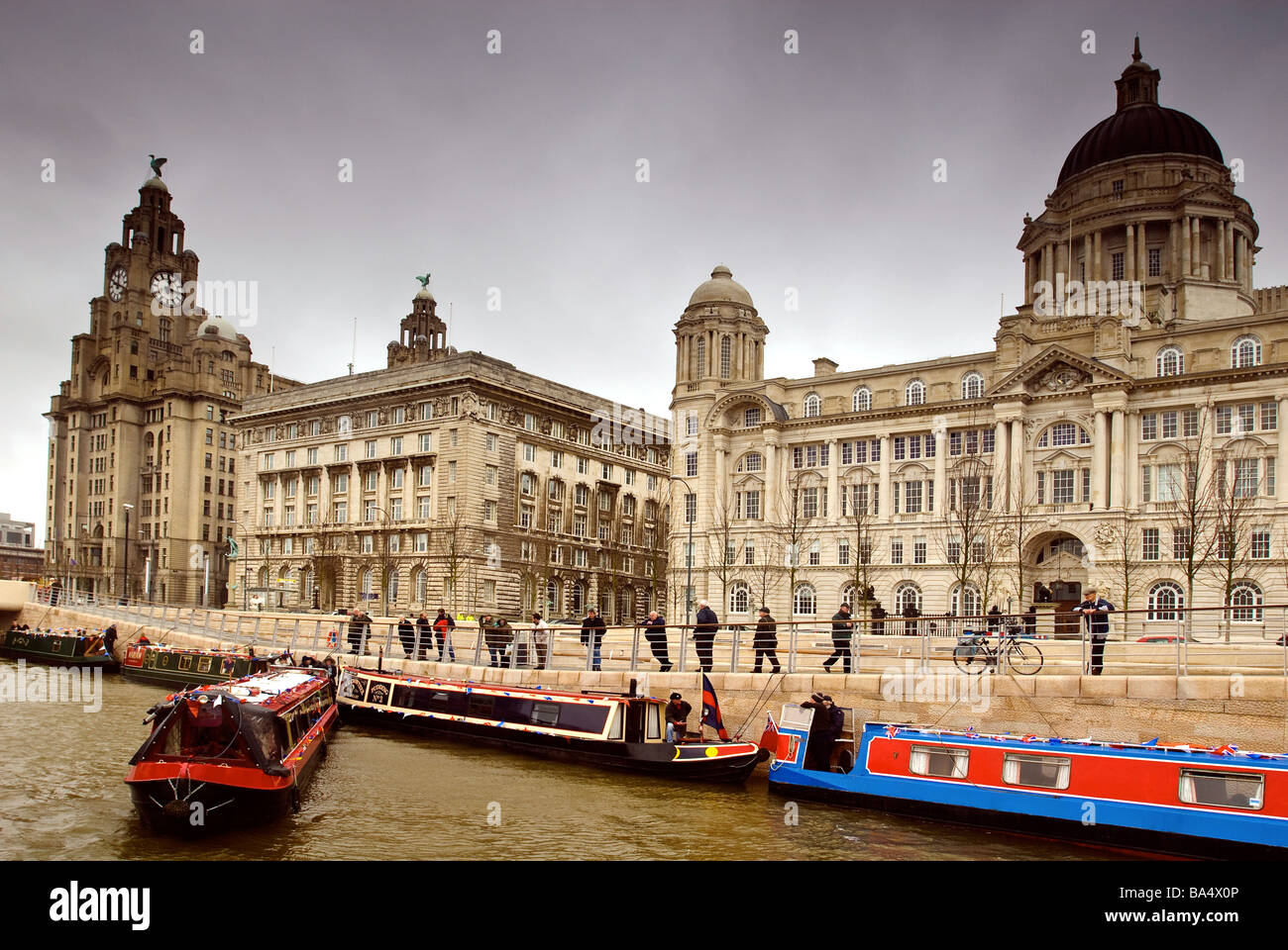 Boot auf den neuen Kanal Link baut auf den Leeds-Liverpool-Kanal vor der Leber (links) Stockfoto