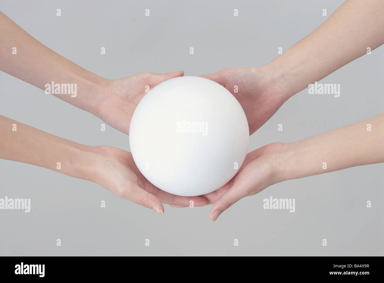 Frauen mit Ball in der Hand Stockfoto