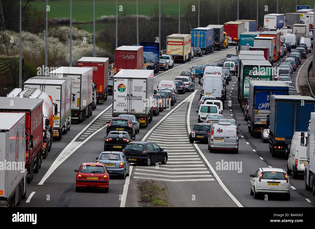 Schwerlastverkehr auf der M25 London Orbital Autobahn in Essex über Ostern Bank Holiday Wochenende, UK Stockfoto