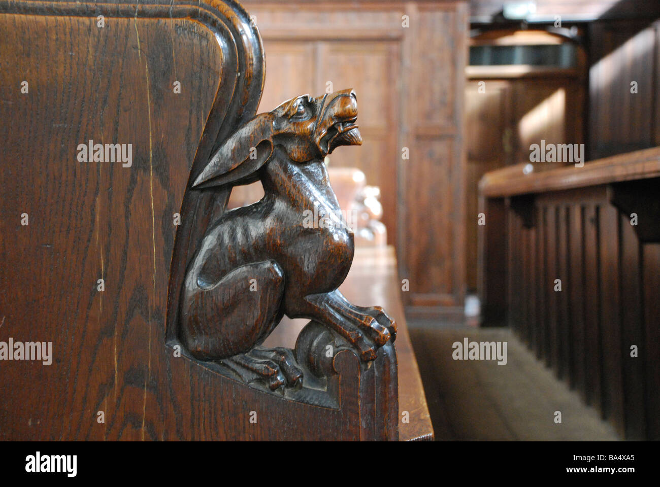 Geschnitzte Monster am Ende des hölzernen Kirchenbank in Kings Lynn Pfarrkirche Stockfoto