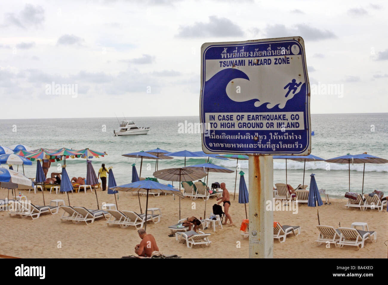 Tsunami-Warnung und Evakuierung unterzeichnen phuket Stockfoto