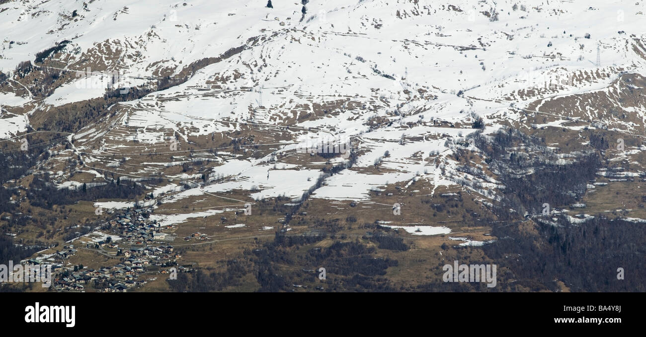 Panoramablick über die französische alpine Dorf von Valezan über Aime über der Schneegrenze im Winter Tarentaise-Tal Stockfoto