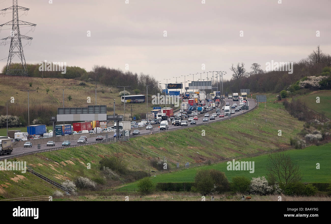 Schwerlastverkehr auf der M25 London Orbital Autobahn in Essex über Ostern Bank Holiday Wochenende, UK Stockfoto