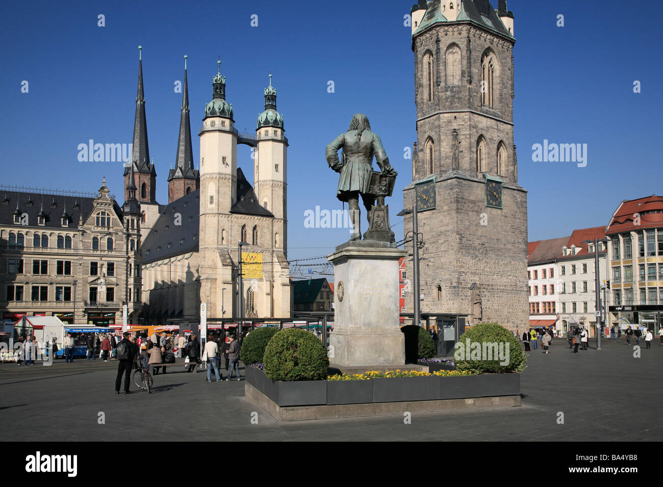 Statue von Georg Friedrich Händel, die Marktkirche und der rote Turm in Halle (Saale), Deutschland Stockfoto