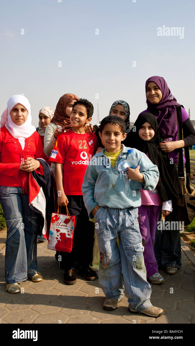 Kinder posieren für Foto, al-Azhar-Park, Kairo, Ägypten Stockfoto