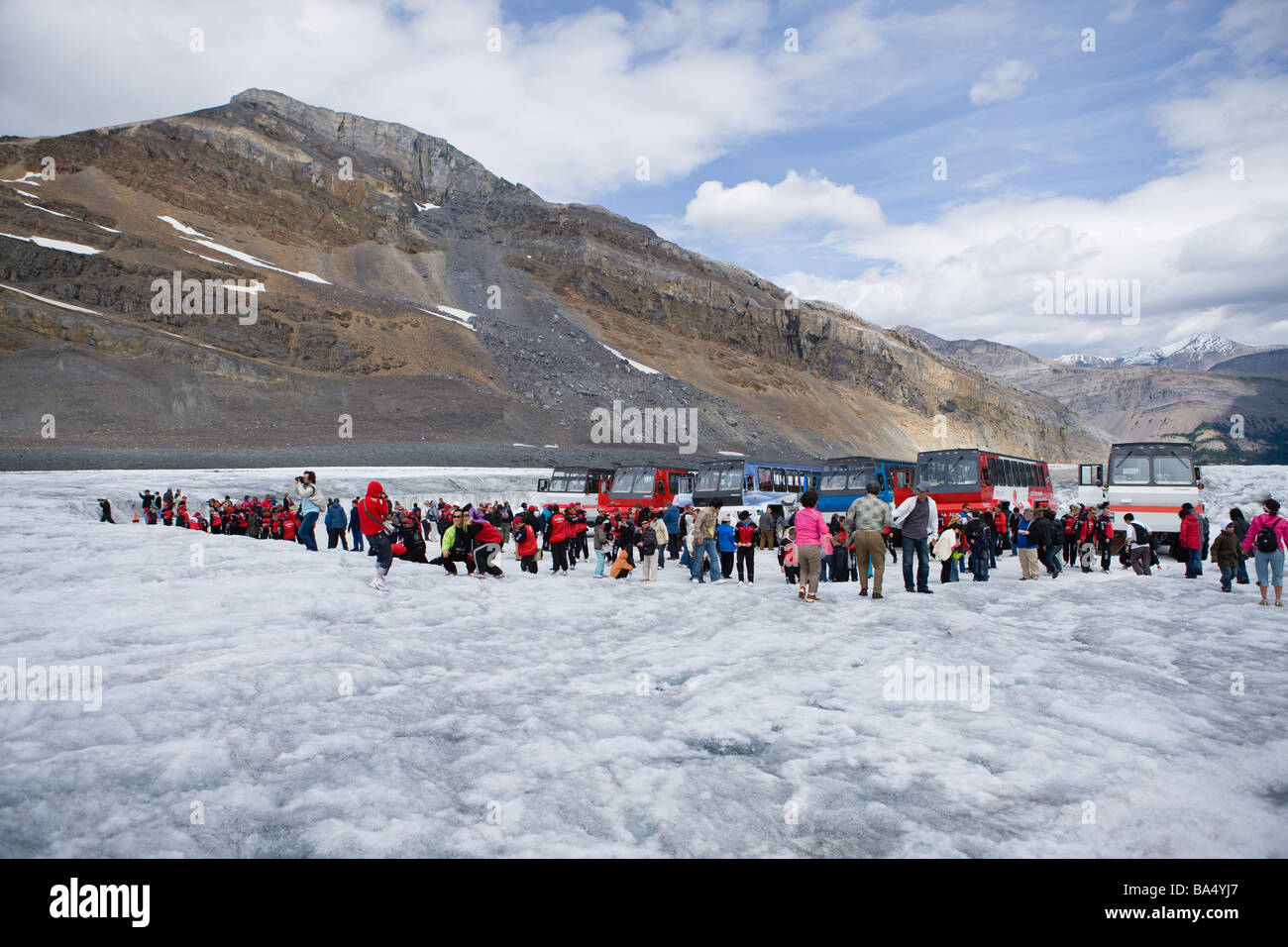 Touristen am Columbia-Eisfeld in Kanada Stockfoto