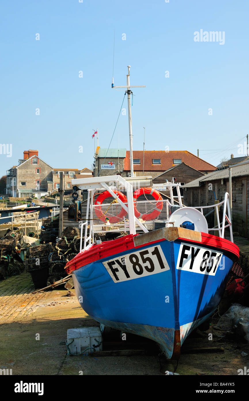 SWANAGE, DORSET, Großbritannien - 21. MÄRZ 2009: Kleines gestrandetes Fischerboot Stockfoto