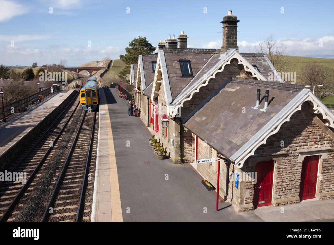 Nahende Bahnhof auf Settle Carlisle landschaftlich reizvolle Bahnlinie. Kirkby Stephen Upper Eden Valley Cumbria England UK. Stockfoto