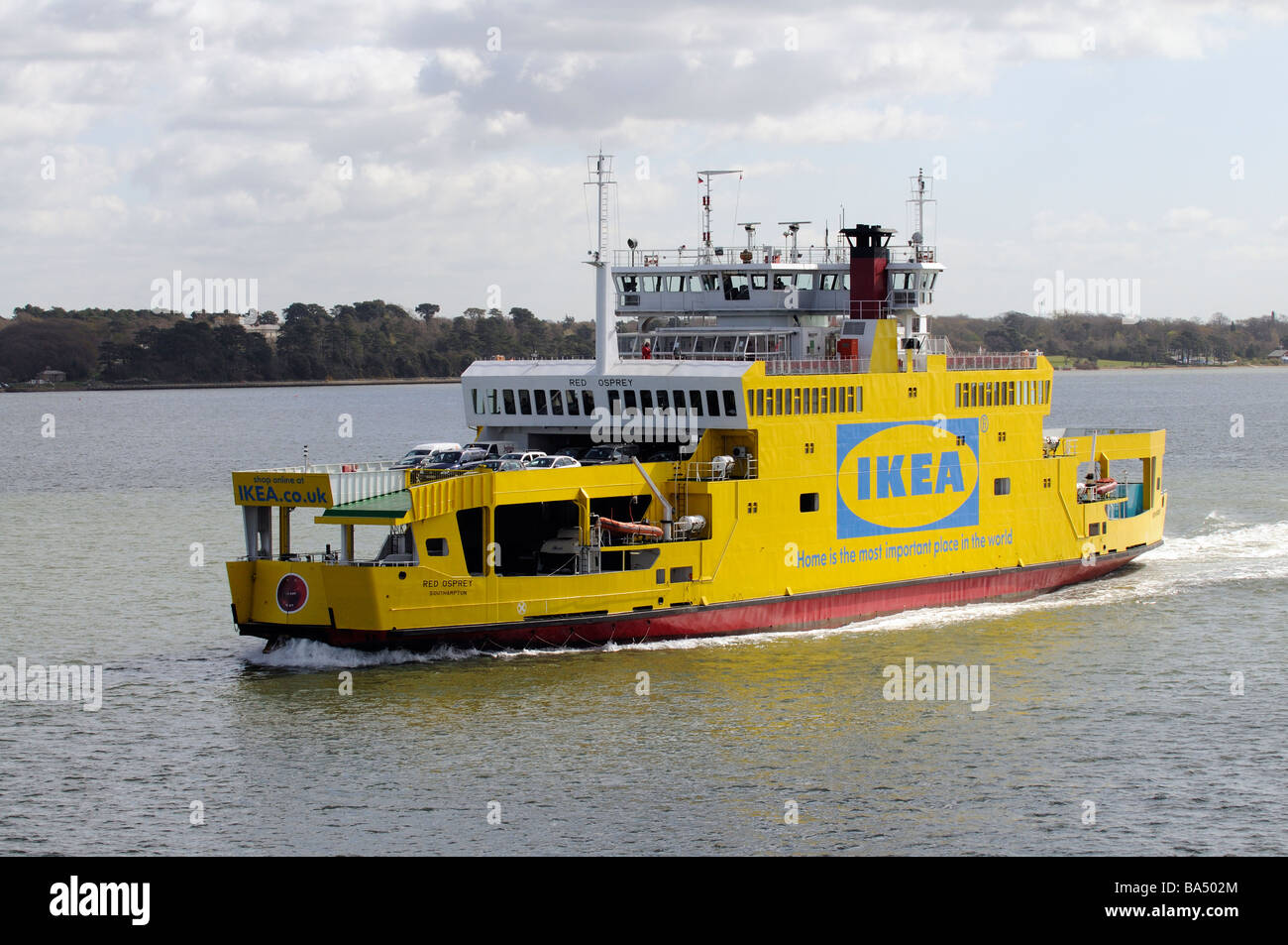 IKEA-Unternehmen-Anzeige auf der Seite eines Schiffes ist wie es nähert sich das Schiff den Hafen von Southampton eine Roro-Fähre namens Red Osprey Stockfoto