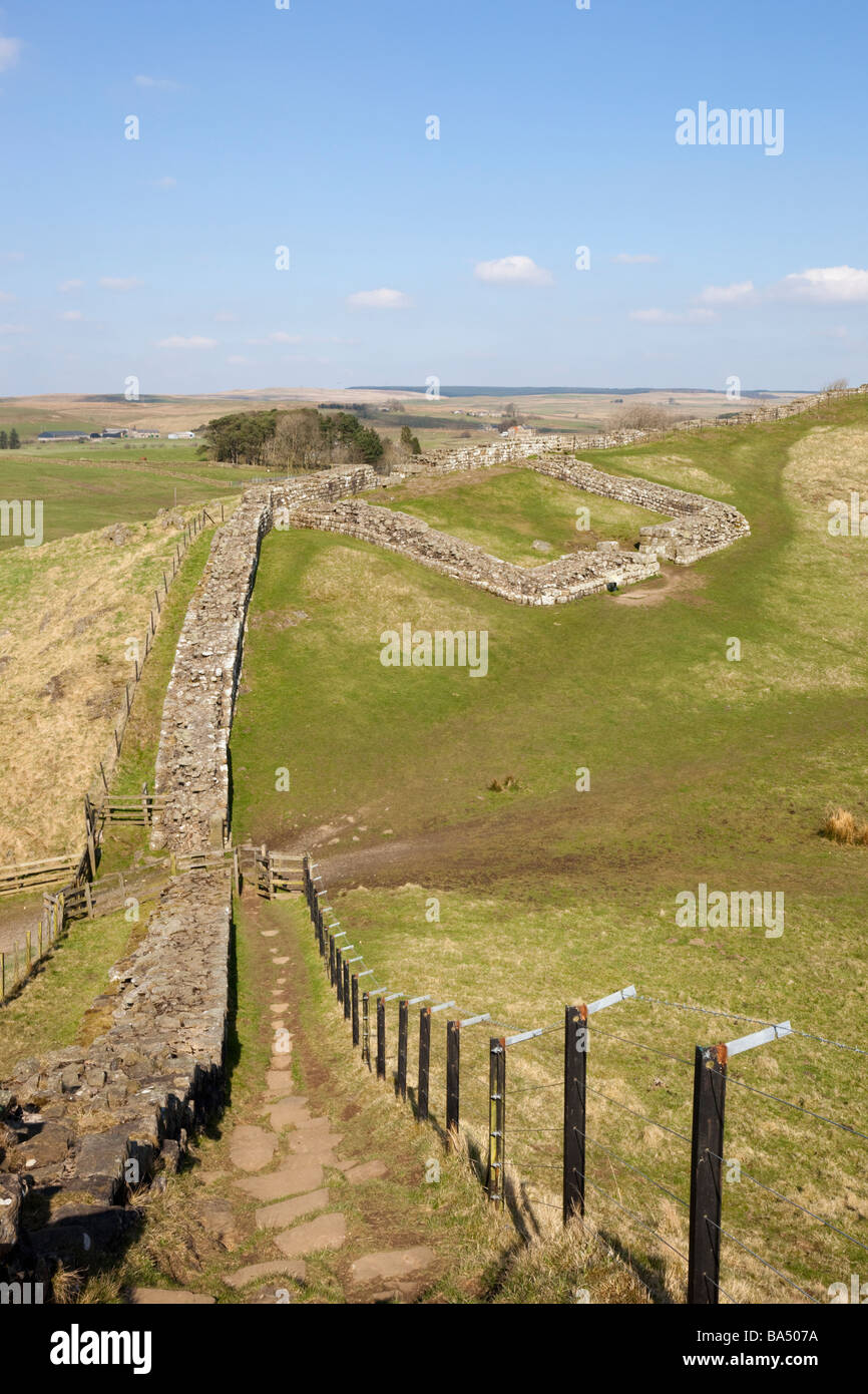 Pennine Way Hadrianswall und Cawfields Roman Milecastle auf Whin Sill in Northumberland National Park England UK Großbritannien Stockfoto