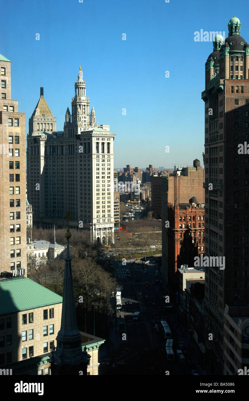 Die Straßen von Manhattan in New York mit hohen Gebäuden und blauer Himmel (Stadtbild) Stockfoto