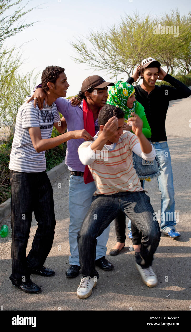 Jugendliche, posiert für Fotos, al-Azhar-Park, Kairo, Ägypten Stockfoto