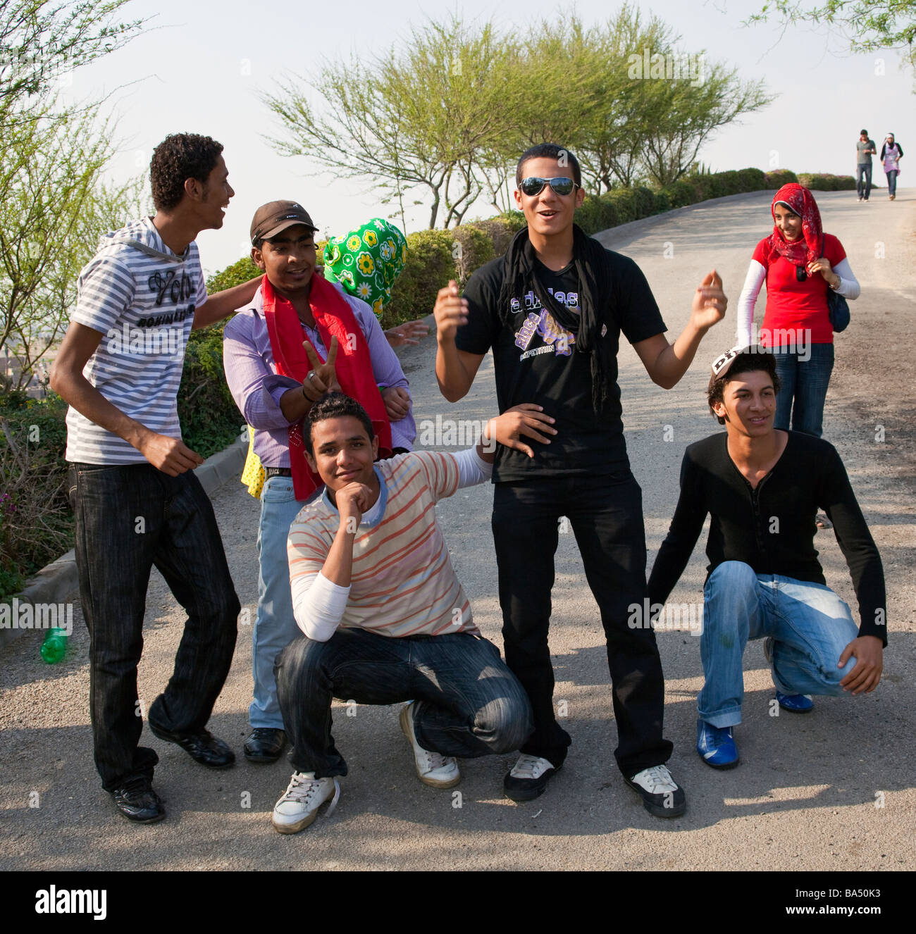 Jugendliche, posiert für Fotos, al-Azhar-Park, Kairo, Ägypten Stockfoto