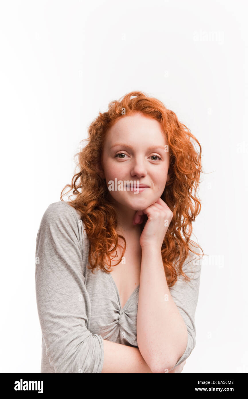 Eine glückliche junge rote kurzhaarige Frau Mädchen lächelt zuversichtlich und positiv Stockfoto