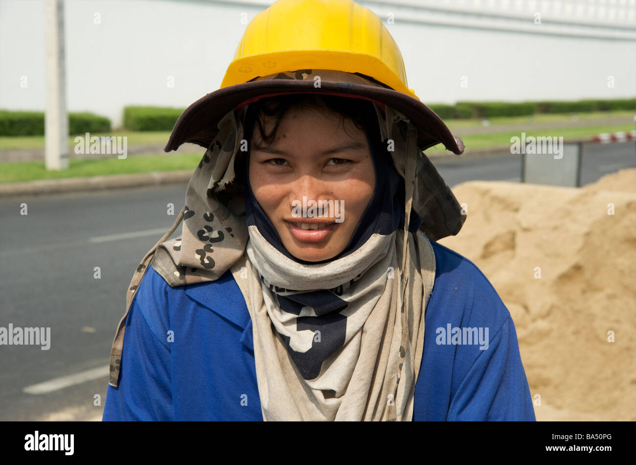Portrait einer weiblichen Thai Straßenarbeiter tragen Schutzhelm Bangkok Thailand Stockfoto