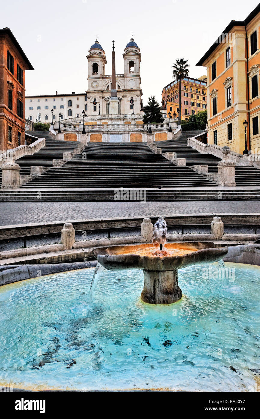 Detail der Fontana della Barcaccia in Piazza di Spagna mit der spanischen Treppe und der Kirche der Trinità dei Monti über Stockfoto
