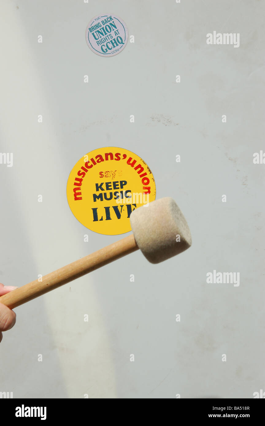 Trommel gespielt bei Gala mit "Halten Sie Live-Musik" Aufkleber drauf. Stockfoto