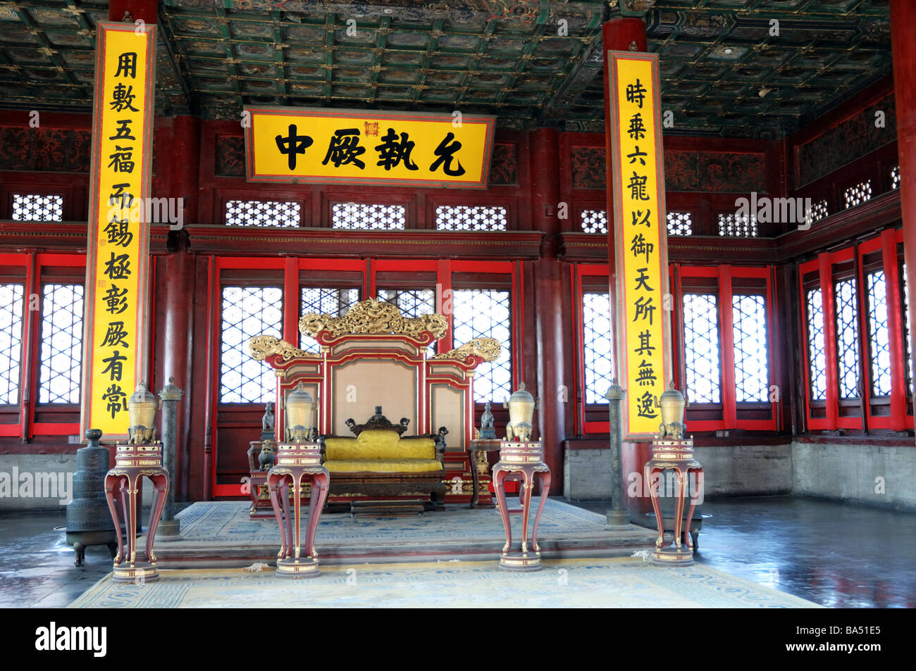 Den Kaiserthron in der Halle der Erhaltung der Harmonie in der verbotenen Stadt, Peking, China. Stockfoto