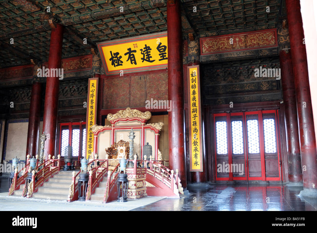 Den Kaiserthron in der Halle der Erhaltung der Harmonie in der verbotenen Stadt, Peking, China. Stockfoto