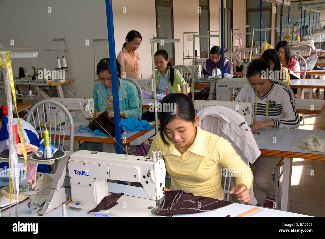 Vietnamesische benachteiligte Jugendliche lernen, eine Nähmaschine in der Berufsschule benannt Kinder erste Vietnam in Dong Ha Vietnam verwenden Stockfoto
