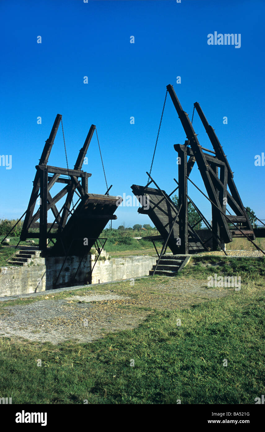 Van Gogh-Brücke - freitragend hölzerne Brücke gemalt von Van Gogh über Kanalschleuse in der Nähe von Arles, Provence, Frankreich Stockfoto