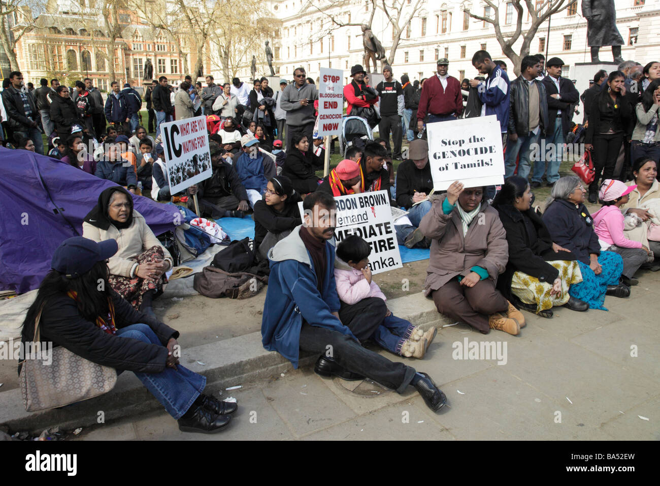 Gruppe von Tamil Demonstranten zeigen, über die Kämpfe in Sri Lanka, außerhalb Parliament Square, London England, UK. Stockfoto
