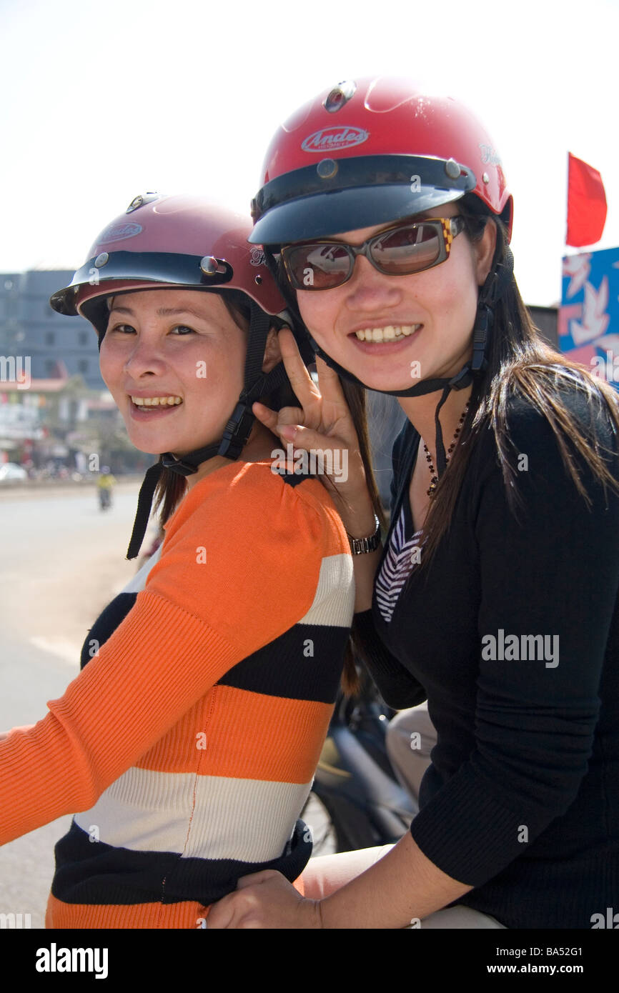Moderne vietnamesische Frauen Reiten ein Motorrad in Vietnam Dong Ha Stockfoto