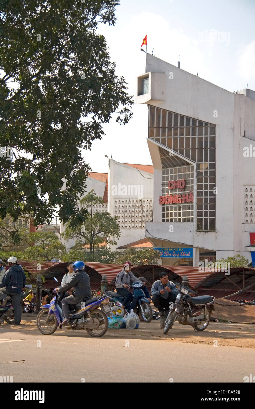 Fassade eines Shopping Centers in Dong Ha Vietnam Stockfoto