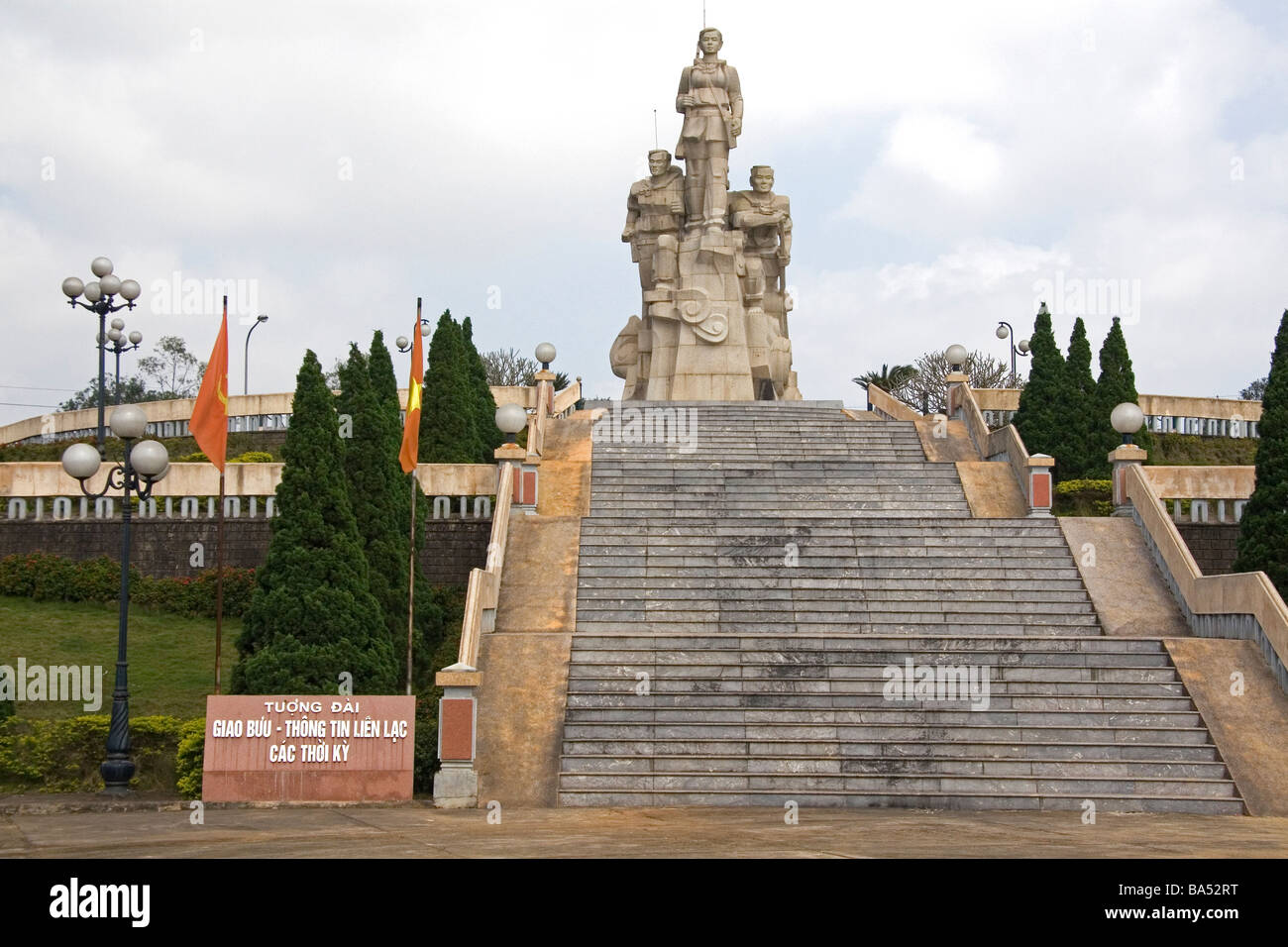 Denkmal ehrt die Telekommunikation Offiziere der Armee in der Nähe von Doc Mieu Vietnam Nord-Vietnam Stockfoto
