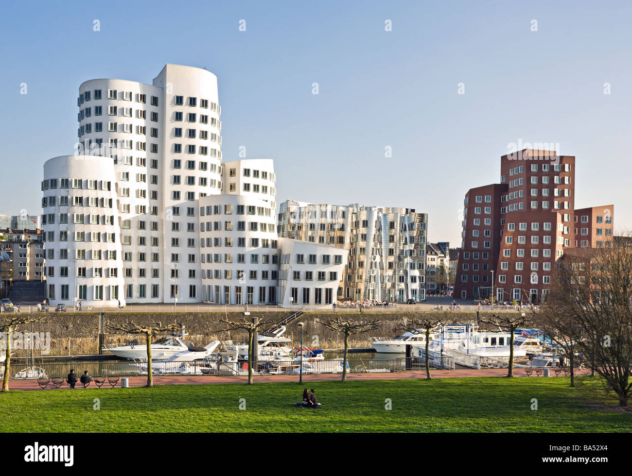 Neuer Zollhof Gebäuden durch Frank Owen Gehry und Marina am Düsseldorfer Medienhafen Stockfoto