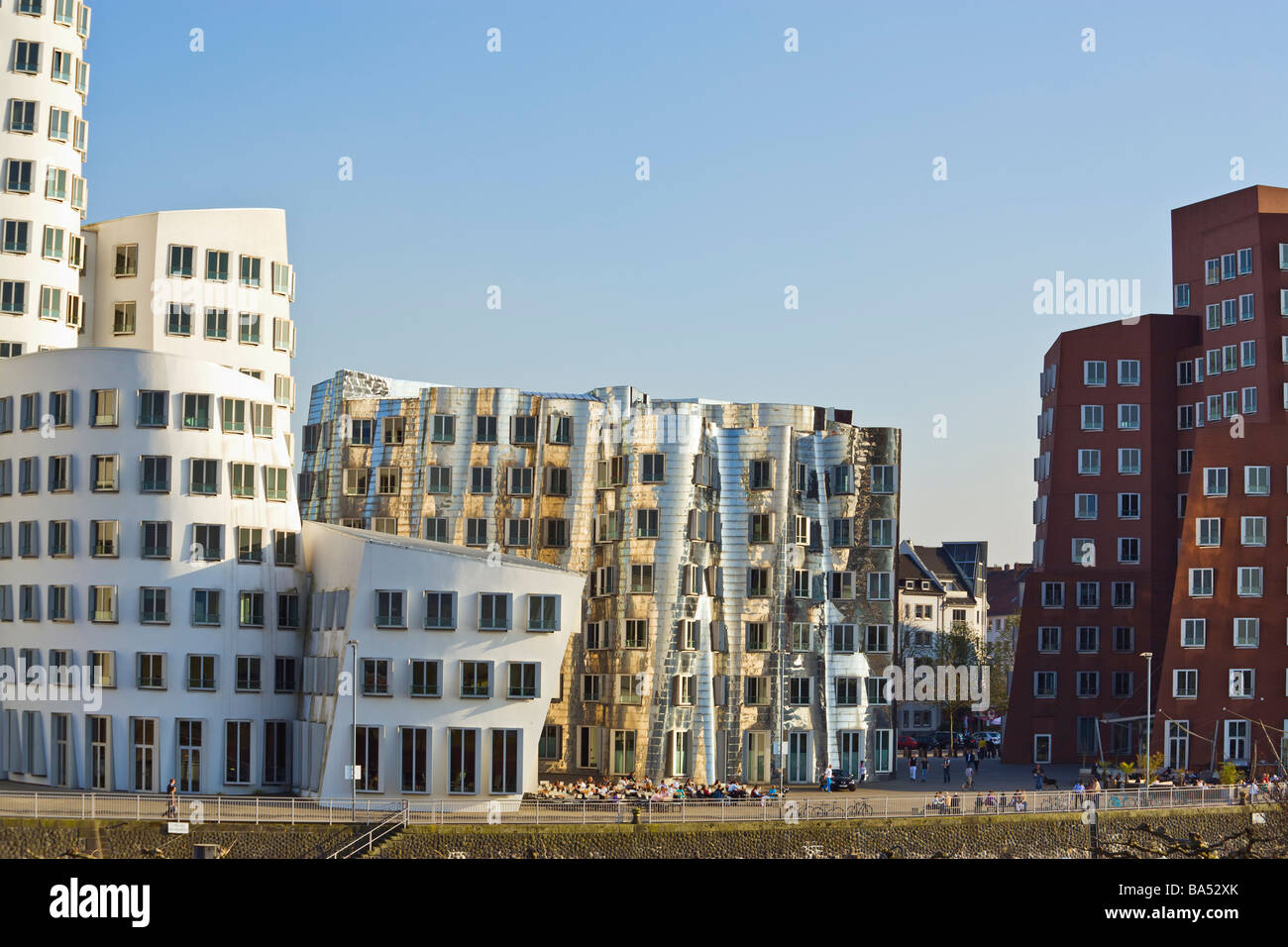 Neuer Zollhof Gebäude durch Frank Owen Gehry im Düsseldorfer Medienhafen Stockfoto