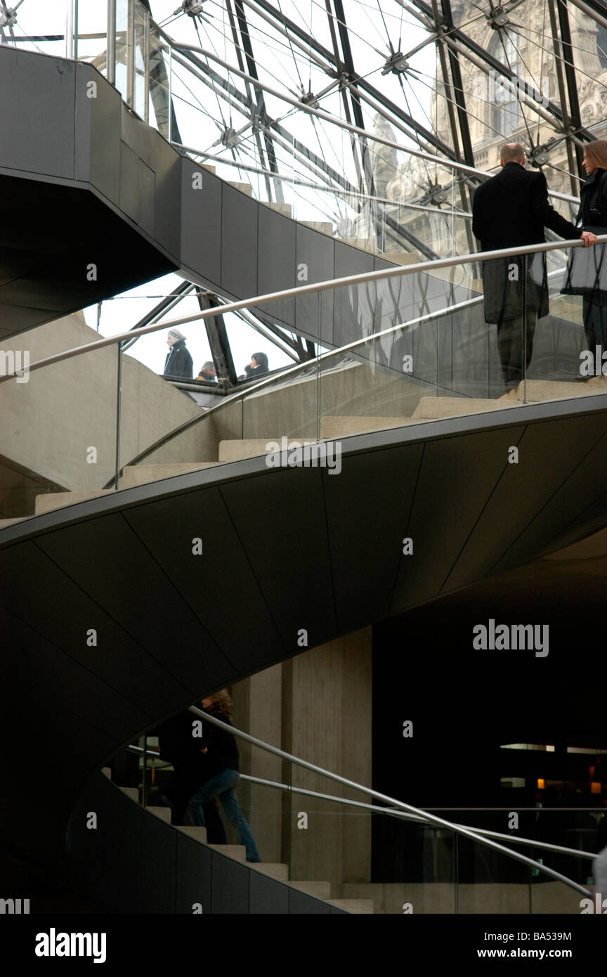 Die Verdrehung und gebogene Treppe im Louvre Museum in Paris Frankreich Stockfoto