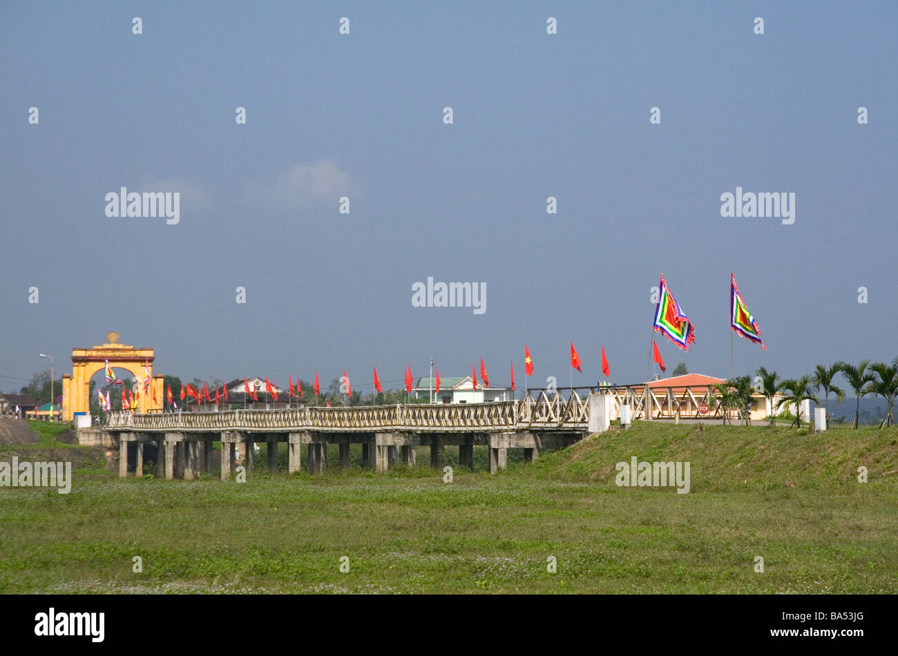 Denkmal-Portal zu Ho Chi Minh Hien Luong Brücke über den Ben-Hai-Fluss in Quang Tri Provinz Vietnam Stockfoto